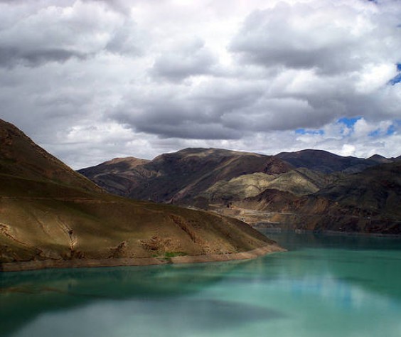 China-Tibet-Yamdrok-holy-lake-Creative-Commons-by-seanandjenniferin@flickr.jpg
